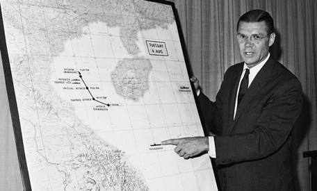 Bộ trưởng Quốc phòng Mỹ Robert S. McNamara trình bày về vụ việc xảy ra trong Vịnh Bắc Bộ (sự kiện Vịnh Bắc Bộ lần 2) ngày 4/8/1964 trong cuộc họp báo nửa đêm tại Lầu Năm Góc. Vụ việc này về sau được khẳng định chỉ là sự "nhầm lẫn" về tình báo của Mỹ, nhưng lại là cái cớ để Mỹ mở màn chiến dịch dùng không quân đánh phá miền Bắc Việt Nam.