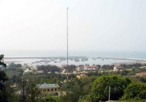 Bạch Long Vĩ ("đuôi rồng trắng") là một đảo đồng thời là một huyện thuộc thành phố Hải Phòng, Việt Nam. Đây là đảo xa bờ nhất trong vịnh Bắc Bộ, nằm ở khoảng giữa vịnh. Do chưa được quy hoạch phát triển du lịch nên đảo còn rất hoang sơ. Nhưng đây chính là điểm hấp dẫn với những ai ưa thích khám phá.