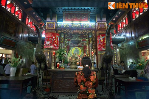 Chính điện của miếu là nơi thờ tượng Bà Chúa Xứ. Theo nhà khảo cổ học người Pháp Malleret, tượng Bà Chúa Xứ Núi Sam thuộc loại tượng thần Vishnu (nam thần), chất lượng bằng đá son, có giá trị nghệ thuật cao. Tượng được tạc vào cuối thế kỷ 6, và rất có thể đây một trong số hiện vật cổ của nền văn hóa Óc Eo.