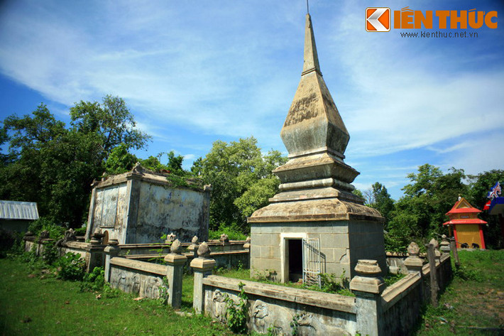 Mộ của R'leo K'Nul (1877 - 1947), người thừa hưởng quyền lực của Vua voi Khun Yu Nốp, nằm ở bên cạnh, được xây dựng rất đẹp theo mô típ hình chóp nhọn của dân tộc Campuchia. Do hai ngôi mộ nằm liền kề nhau và kết hợp hài hòa như một nên người dân thường gọi chung cả hai ngôi mộ là mộ Vua voi.
