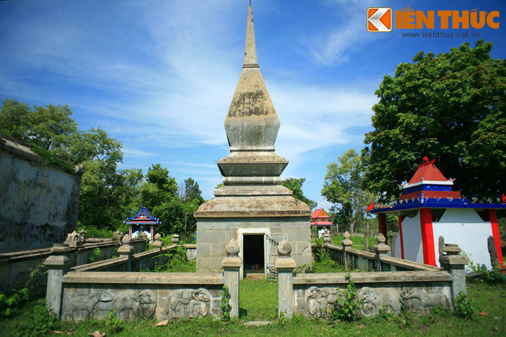 R' Leo tỏ ra là một người kế vị xuất sắc của Vua voi. Ông đã góp phần làm cho mối quan hệ của buôn làng với triều đình nhà Nguyễn trở nên khăng khít khi tặng Bảo Đại một con voi trắng và thành lập cho vị vua này một đội voi săn "Hoàng Gia Bảo Đại".