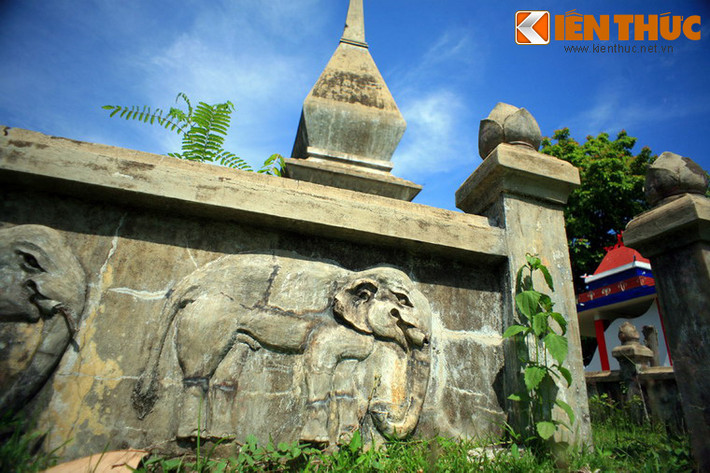 Năm 1950, 3 năm sau khi R'leo K'Nul qua đời, Bảo Đại - khi đó là Quốc trưởng đã cho người thiết kế và xây dựng mộ ông theo kiến trúc đền tháp Campuchia.