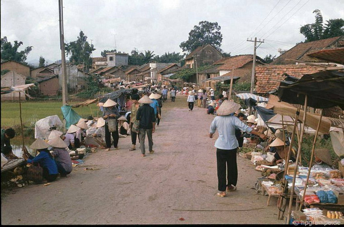 Dù vậy, cơ sở hạ tầng ở thị xã lúc này vẫn còn chưa phát triển, một phần do sự tàn phá của cuộc chiến tranh biên giới hơn 10 năm trước.