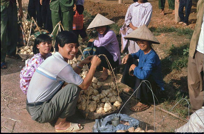 Những gánh hàng bán củ đậu.