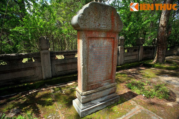 Bia đá trước sân tế.