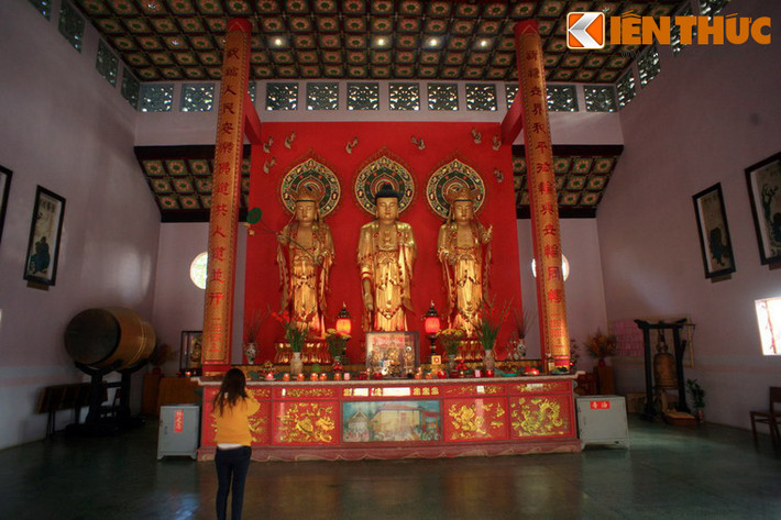 Bên trong Quang Minh Bảo Điện thờ Tây Phương Tam Thánh gồm tượng A Di Đà, Quan Thế Âm Bồ Tát, Đại Thế Chí Bồ Tát, do Hòa thượng Thọ Dã thỉnh từ Hồng Kông về năm 1958.