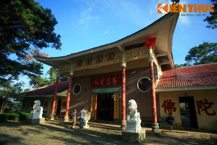 Qua cổng Tam quan chủa Thiên Vương Cổ Sát là toà Từ bi Bảo Điện.