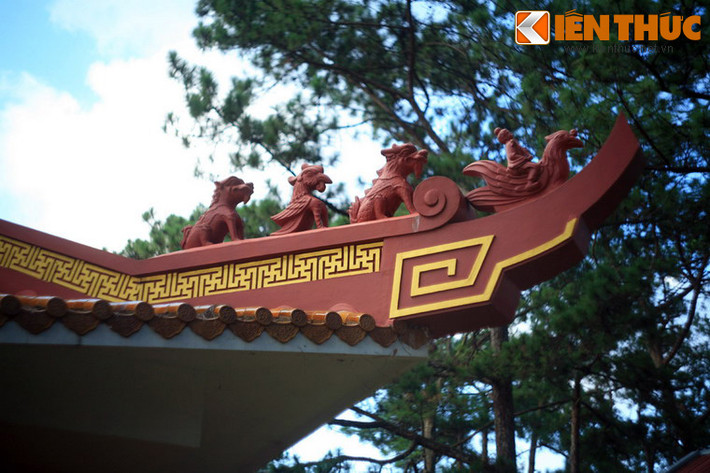 Tượng trang trí trên đầu đao tầng mái Quang Minh Bảo Điện thể hiện tích truyện Phật giáo Trung Hoa.