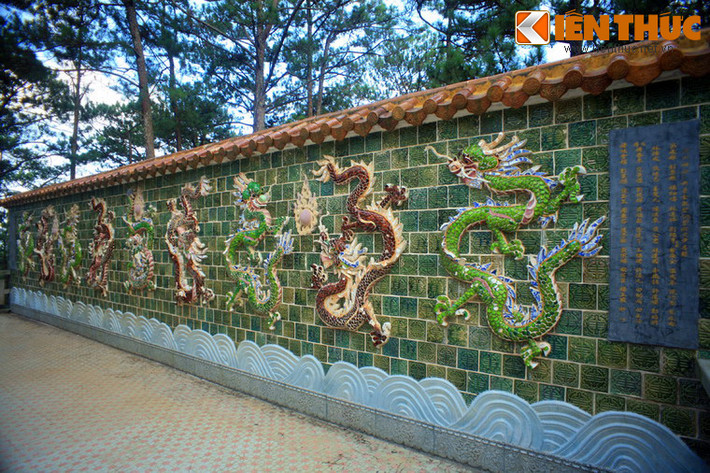 Phù điêu Cửu Long (9 con rồng) phía sau tượng Phật Thích Ca.