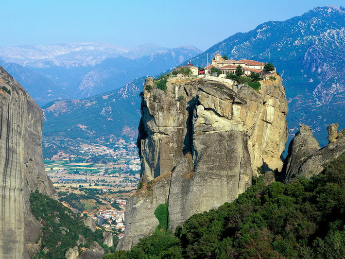 Quá trình xây dựng các tu viện ở Meteora rất khó khăn và vất vả, với việc phải vận chuyển khối lượng vật liệu lớn lên vách đá cao dựng đứng bằng những chiếc thang dây.