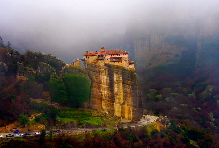 Đến thế kỷ 18, Meteora đã trở thành một trung tâm ẩn náu của các chiến binh Hy Lạp. Trong cuộc thế chiến thứ 2, các tu viện ở đây bị lực lượng Đức và Ý chiếm đóng, phá hủy nặng nề.