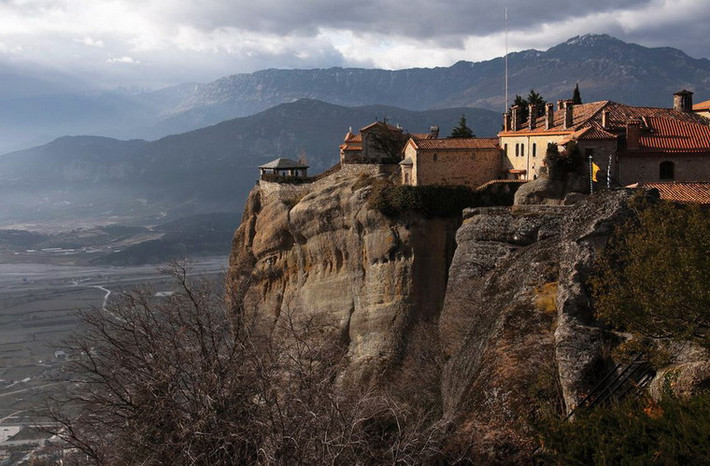 Trải qua các biến cố lịch sử, ngày nay chỉ còn 6 tu viện ở Meteora nguyên vẹn. Mỗi tu viện như vậy có ít hơn 10 tu sĩ sinh sống.