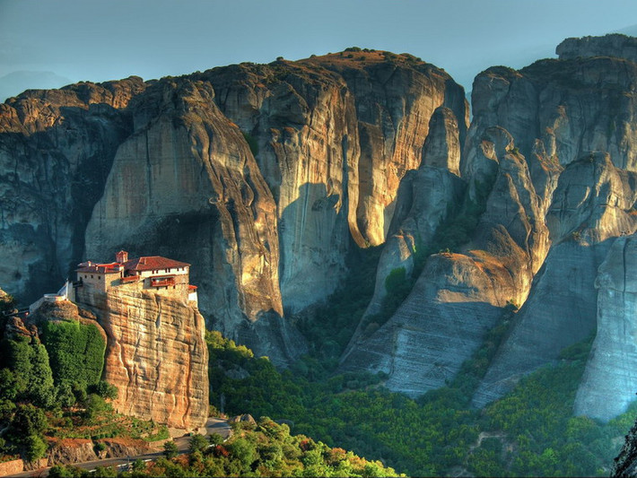 Nhưng cuộc sống thanh bình ở Meteora không được kéo dài lâu. Các cuộc bạo loạn, cướp bóc đã khiến tình hình trở nên hỗn loạn, nhiều tu viện bị hủy hoại. Sau đó, tín đồ Kitô giáo đến xây dựng và phục hồi lại các tu viện, nhưng Meteora không thể nào phục hồi được sự thịnh vượng như ban đầu.