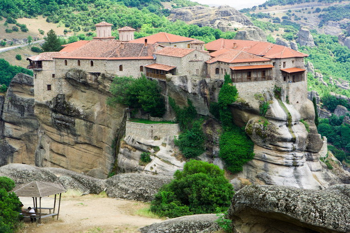 Vào năm 1998, quần thể tu viện Meteora đã được đưa vào danh sách di sản thế giới của UNESCO. Nơi đây cũng đã mở cửa cho du khách đến thăm và trở thành một danh thắng nổi tiếng thế giới của Hi Lạp.