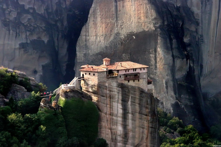 Khi hoàn thành, Meteora có 24 tu viện tráng lệ. Cái tên "Meteora" trong tiếng Hy Lạp có nghĩa là "lơ lửng trong không trung”.