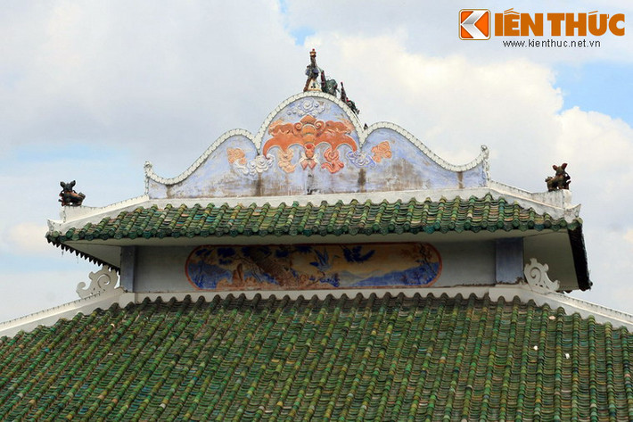 Không chỉ có quy mô bề thế, miếu Bà Chúa Xứ Núi Sam còn là một công trình kiến trúc giàu tính nghệ thuật với các họa tiết trang trí tinh tế.