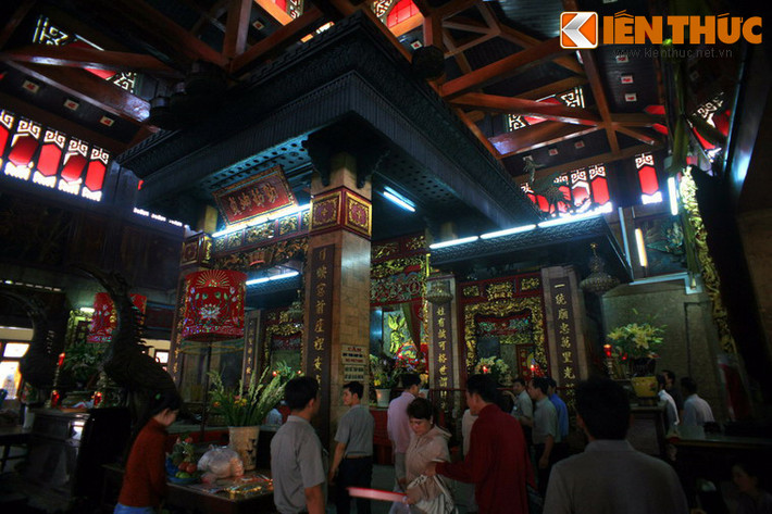 Quanh tượng Bà còn có bàn thờ Hội Đồng (phía trước), Tiền hiền và Hậu hiền (hai bên), bàn thờ Cô (bên phải, có thờ một tượng nữ thần nhỏ bằng gỗ), bàn thờ Cậu (bên trái, có thờ một Linga bằng đá rất to, cao khoảng 1,2m)...