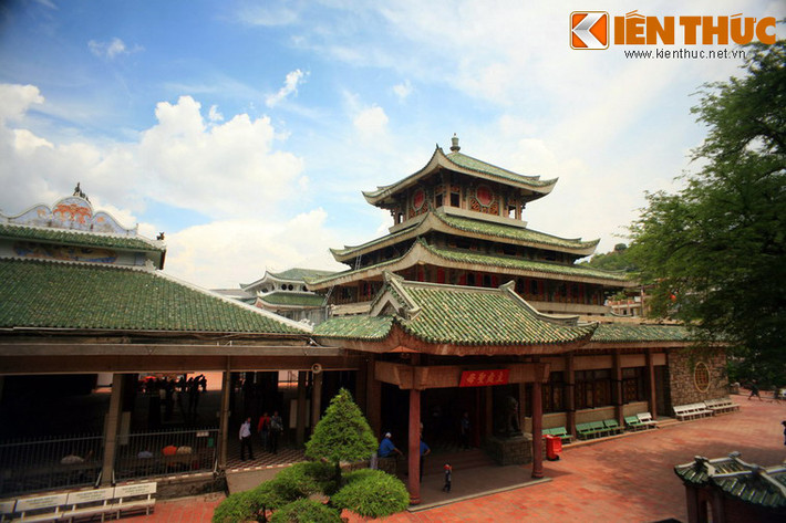 Ban đầu miếu Bà Chúa Xứ Núi Sam được cất đơn sơ bằng tre lá, đến năm 1870, ngôi miếu được xây dựng lại bằng gạch hồ ô dước. Năm 1976, miếu trải qua đợt tái thiết lớn theo thiết kế của hai kiến trúc sư Huỳnh Kim Mãng và Nguyễn Bá Lăng và có dáng vẻ như hiện nay.