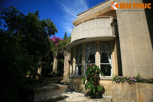 Đây là một tòa lâu đài tráng lệ gồm 25 phòng được bài trí cực kỳ sang trọng do các kiến trúc sư A.T. Kruzé, D. Veyssere, A. Léonard thiết kế, kiến trúc sư P. Foinet trang trí nội thất.