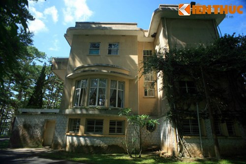 Để bảo đảm an toàn, Decoux đã cho xây dựng những đường hầm bí mật rất kiên cố ở Dinh 2. Đường hầm này được nối vào hầm chứa rượu với bề ngang chừng 1.5m và bề cao hơn 1m với nhiều ngóc ngách được đổ bê tông chắc chắn.