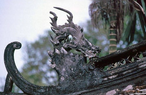 Họa tiết hình rồng ở góc mái.