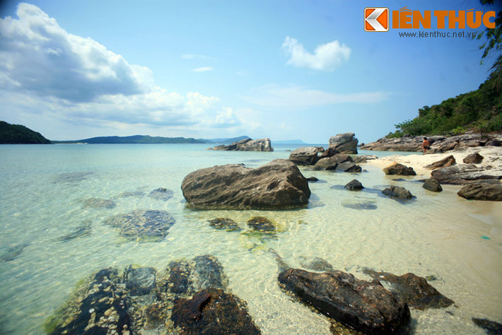 Giếng Tiên không chỉ hấp dẫn nhờ huyền thoại gắn với nhà Nguyễn, mà còn nhờ cảnh quan hoang sơ tuyệt đẹp với bãi biển cát trắng, nước trong vắt và những bãi đá có hình thù lạ mắt. Nhiều người nói rằng đến Phú Quốc mà chưa uống nước Giếng Tiên và thưởng ngoạn cảnh sắc nơi đây, thì coi như… chưa đến Phú Quốc.