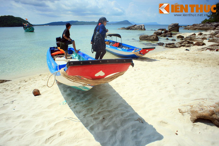 Do chưa có đường bộ dẫn đến Giếng Tiên, cách thuận tiện nhất để đến nơi đây là thuê thuyền từ bãi Khem cách đó khoảng 2km.