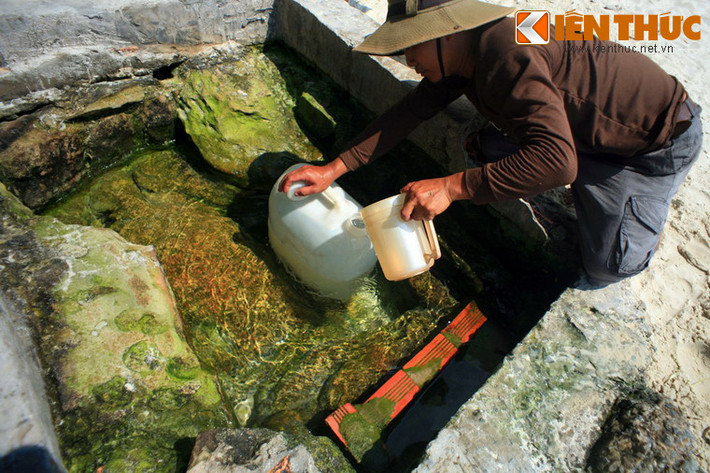 Từ bao đời nay, Giếng Tiên đã trở thành nguồn cung cấp nước ngọt quan trọng cho người đi biển ở địa phương. Dù thường xuyên bị sóng biển theo thủy triều tràn vào, nhưng nguồn nước vẫn luôn trong lành, có vị ngọt như nước khoáng, và múc đi bao nhiêu cũng không cạn. Nhiều người còn tin rằng sử dụng nước Giếng Tiên rất có ích cho sức khỏe.