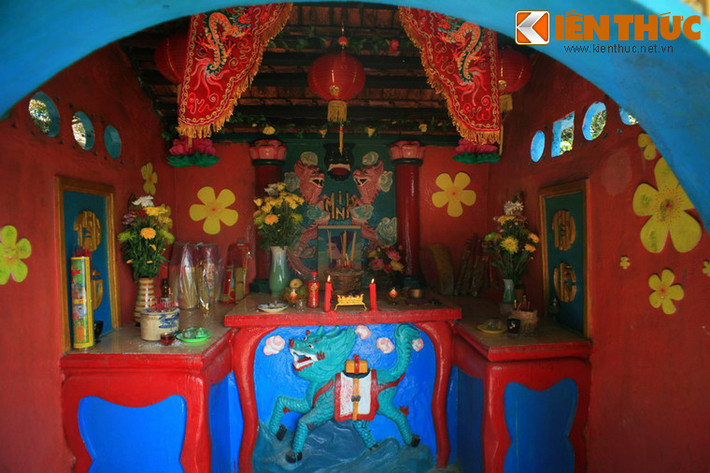 Ngôi đền là nơi thờ vua Gia Long.