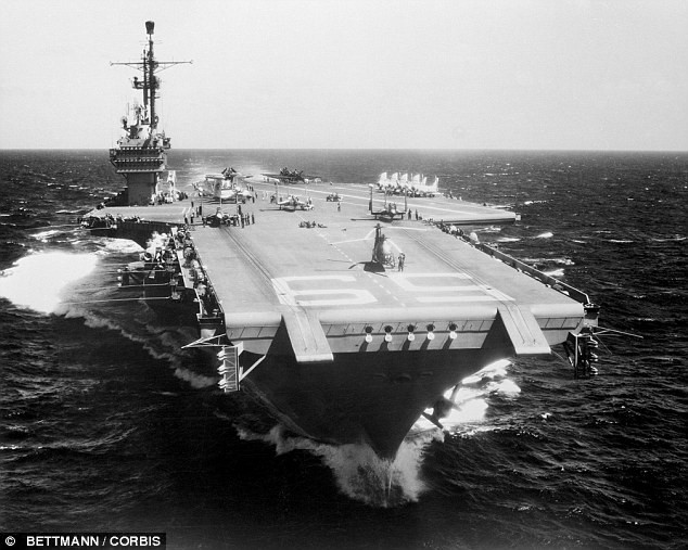 Tàu sân bay USS Forrestal trong một hoạt động diễn tập quân sự năm 1956. Bắt đầu hoạt đồng từ năm 1955, USS Forrestal là tàu sân bay có trọng tải 80.000 tấn, chở được 70-75 chiến đấu cơ.