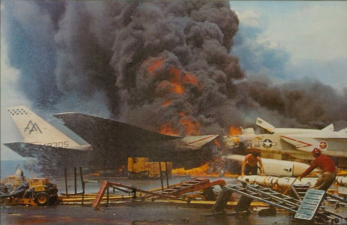 Bom và nhiên liệu của chiếc A-4 Skyhawk khi phát nổ đã lây lan sang nhiều máy bay khác và biến thành một vụ nổ dây chuyền khủng khiếp, nhấn chìm con tàu khổng lồ trong biển lửa.