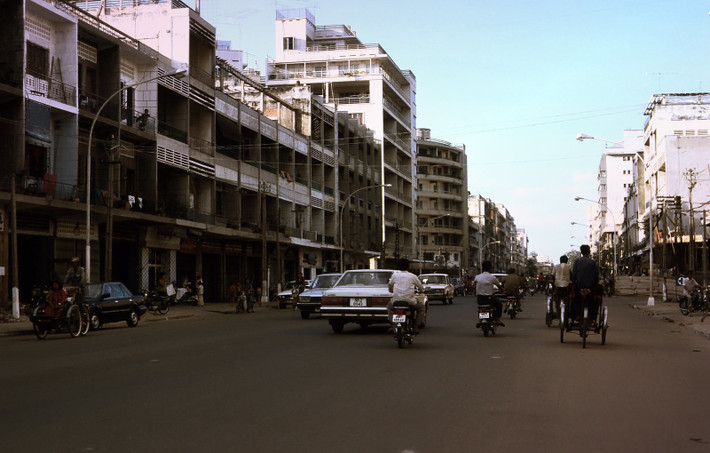 Khung cảnh trên một trong những trục đường chính của Phnom Penh, thủ đô Campuchia năm 1990. Ảnh: Stefan Hajdu Flickr.
