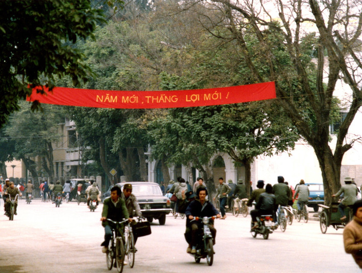 Đủ loại phương tiện lưu thông ở khu vực bờ hồ: Xe đạp, xe máy, xích lô, ô tô..., Hà Nội năm 1990. Ảnh: Diligam_te Flickr.