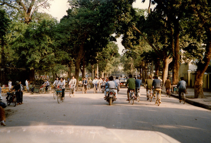 Thời điểm năm 1990, xe máy xuất hiện lác đác trên đường phố Hà Nội.