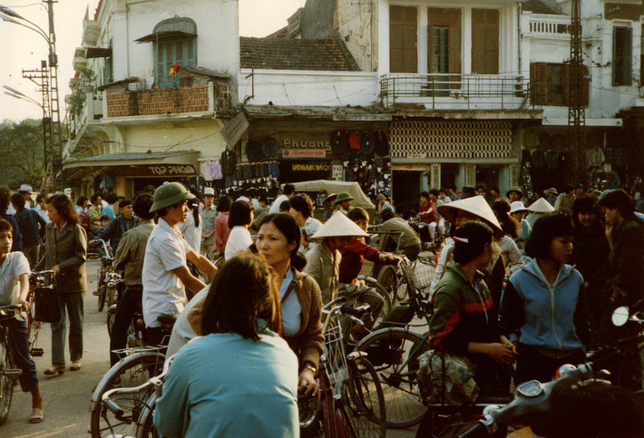 Xe đạp, xe máy, xích lô... chen chúc nhau ở đầu phố Hàng Gai.