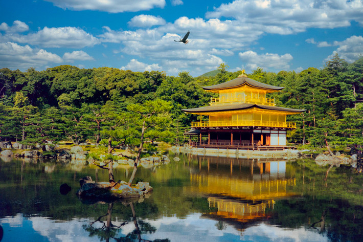 Chùa Kinkaku-ji (Kim Các Tự - Chùa Gác Vàng) biểu tượng nổi tiếng của Kyoto, cố đô Nhật Bản, 18/10/1990. Ảnh: Jean-Marc Celinan Flickr.