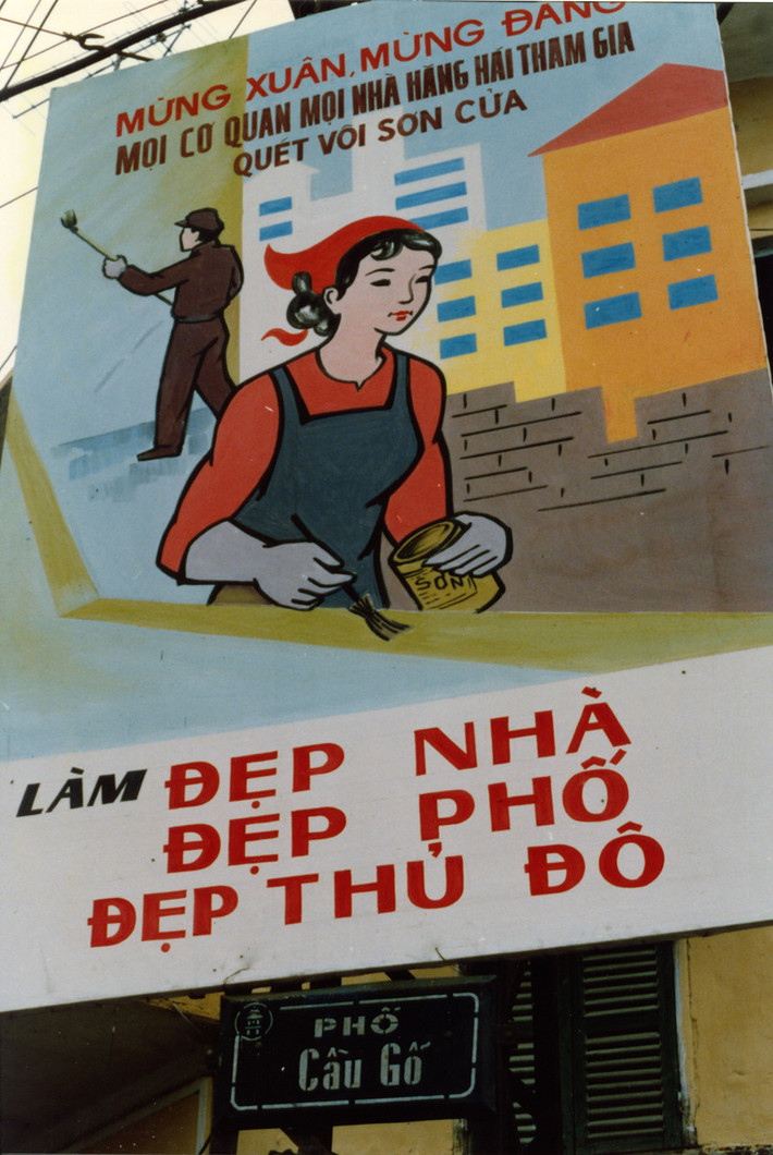 Pa-nô cổ động ở đầu phố Cầu Gỗ, kêu gọi "mọi cơ quan, mọi nhà hăng hái tham gia quét vôi sơn cửa".