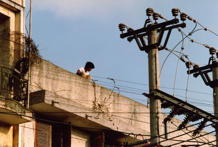 Người đàn ông trên nóc ngôi nhà phố cổ.