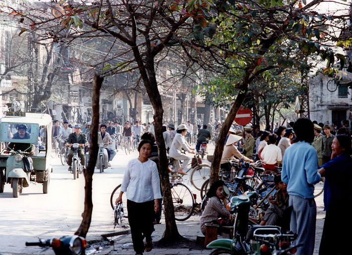 Giờ cao điểm trên một tuyến phố trung tâm Hà Nội.