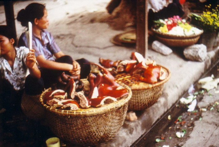 Thịt chó bán trên mẹt ở khu vực Chợ Lớn, TP. HCM.