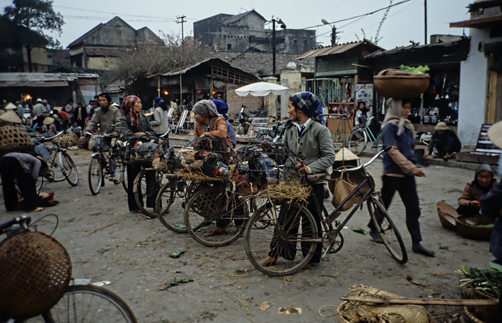 Họp chợ ở Huế.