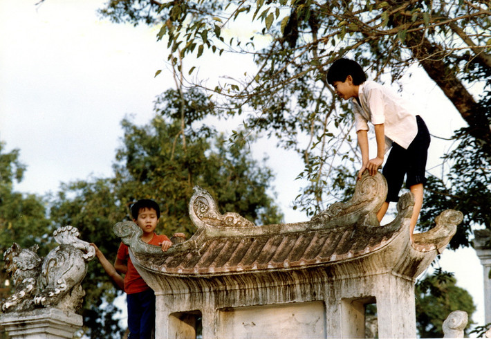 Những đứa trẻ nghịch ngợm leo trèo trên cổng Long Môn - Hổ Bảng.