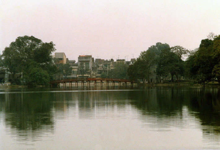 Toàn cảnh khu đền Ngọc Sơn, Hà Nội năm 1990. Ảnh: Diligam_te Flickr.