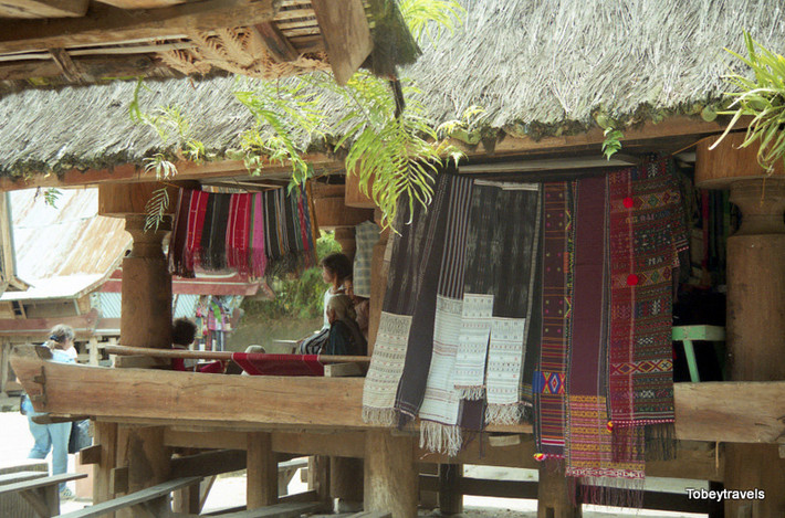Đồ thổ cẩm của người Batak Toba được treo bên ngoài hiên nhà.