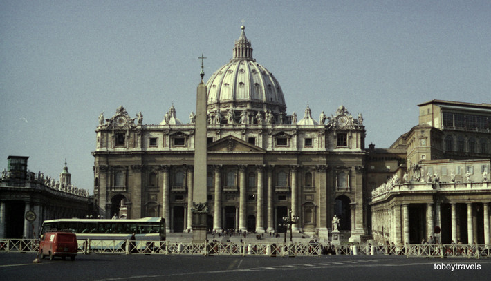 Vương cung thánh đường Thánh Phêrô, một trong bốn nhà thờ lớn nhất ở Vatican, vùng đất thánh tồn tại với tư cách một quốc gia độc lập trong lòng thành phố Roma.