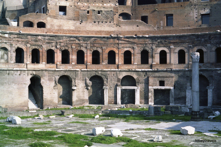 Chợ Trajan, một khu phức hợp tàn tích lớn ở Roma, nằm trên đường Via dei Fori Imperiali, đối diện với đấu trường La Mã.