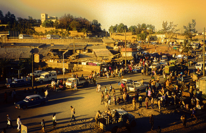 Một góc thành phố Harer, Ethiopia năm 1997. Thành phố này có nhiều thành đường Hồi giáo cổ xưa, đã được UNESCO công nhận là Di sản văn hóa thế giới vào năm 2006. Ảnh: Stefan Hajdu Flickr.