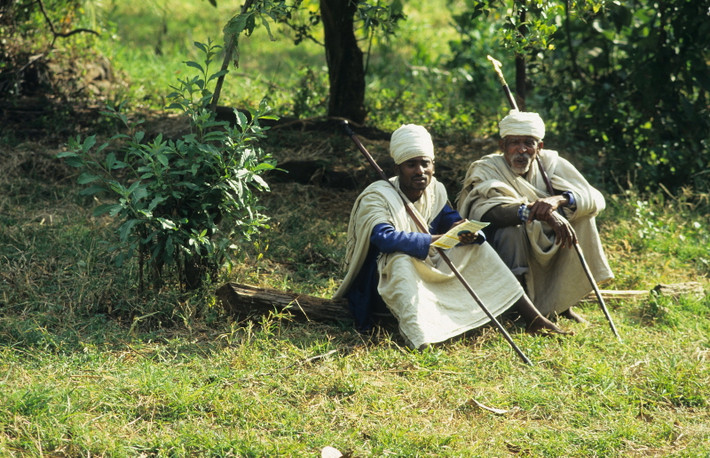 Hai nam giới địa phương trên hòn đảo ở hồ Tana, hồ lớn nhất tại Ethiopia.