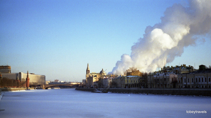 Trên sông Moscow, thành phố Moscow năm 1986. Bên trái là điện Kremly và khách sạn Rossiya, khách sạn lớn nhất thế giới thời điểm đó. Ảnh: Tobeytravels.