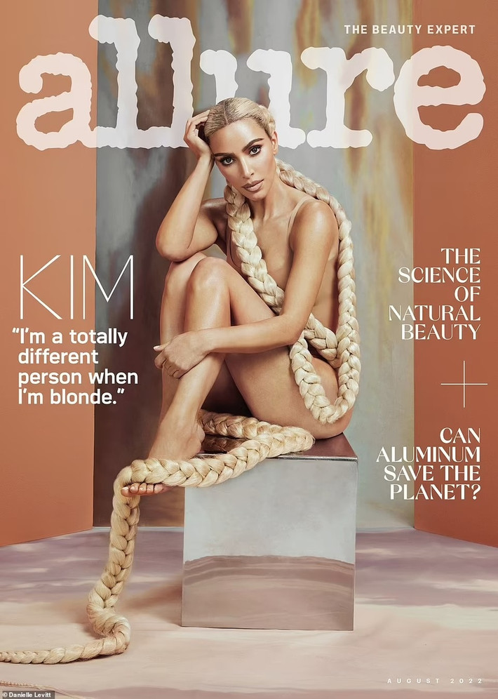 Xuất hiện trên bìa tháng 8 của Allure Magazine, Kim Kardashian vẫn hở hang như thường lệ. Ngôi sao truyền hình thực tế được nhận xét giống khỏa thân khi mặc bodysuit màu nude, mái tóc tết khổng lồ giúp che những điểm nhạy cảm. Lần này, cô tiếp tục tập trung vào cách trang điểm mắt đậm, tạo khối bài bản.